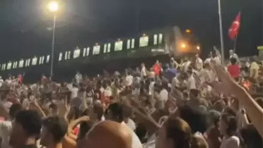 Marmaray Treni Maç İzleyen Taraftarlara Eşlik Etti