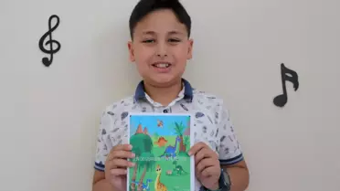 4 yaşında okuma öğrenen çocuk, dinozorlarla ilgili kitap yazdı