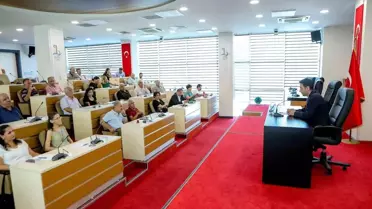 Bayraklı Belediye Başkanı İrfan Önal, mahalle muhtarlarıyla bir araya geldi