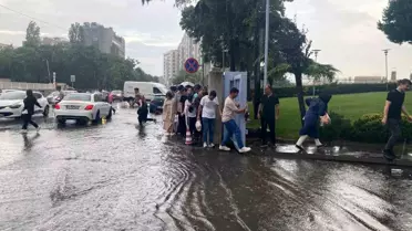 İstanbul'da Sağanak Yağış: Bazı Yollar Göle Döndü