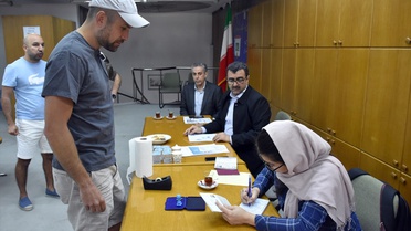İzmir'de İran vatandaşları ikinci tur seçimler için oy kullandı