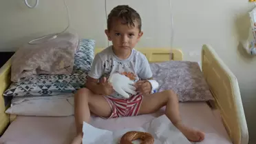 2 Yaşındaki Çocuğun Ses Tellerindeki Kitle Ameliyatla Alındı