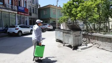 Tokat Turhal'da Belediye Ekipleri Çöp Konteynerlerini İlaçlayıp Yıkayarak Temizliyor