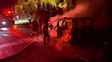 Burdur-Antalya Karayolu'nda Hafif Ticari Araçta Çıkan Yangın Sonucu Araç Kullanılamaz Hale Geldi