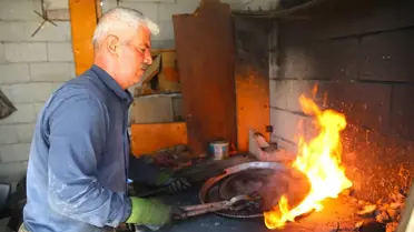 Depremlerde iş yerini kaybeden kalaycı ustası, kendi imkanlarıyla inşa ettiği 9 metrekarelik iş yerinde dede mesleğini yaşatıyor