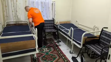 Hakkari'de engelli kardeşlere hasta karyolası ve tekerlekli sandalye hediye edildi