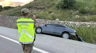 Hakkari Yüksekova'da Otomobil Şarampole Yuvarlandı: 4 Yaralı