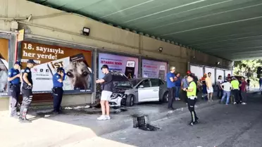 Pendik'te Kontrolden Çıkan Araç Üç Otomobile Çarptı, Bir Vatandaş Yaralandı