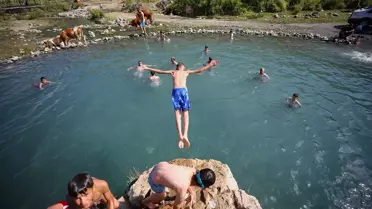 Bingöl'de Ilıcalar beldesinde termal suyun karıştığı gölette serinlemek isteyenlerin tercihi