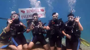 İzmir'den Fethiye'ye Tatile Gelen Çiftlerden Su Altında Evlilik Teklifi