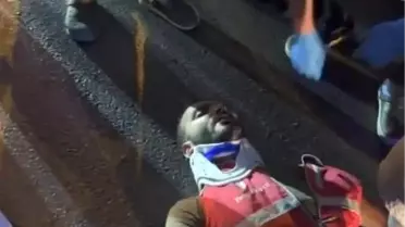 Pendik'te Motosikletli Kurye Minibüse Çarptı, Yaralandı