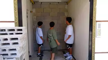 Mersin'de Apartman Girişine Duvar Örüldü, Bina Sakinleri Şaşkınlık Yaşadı