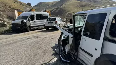 Yüksekova'da Minibüs ve Ticari Araç Çarpıştı: 1'i Ağır 15 Yaralı