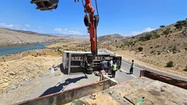 Erzincan Kemaliye'de Tır Devrildi: Sürücü Yaralandı