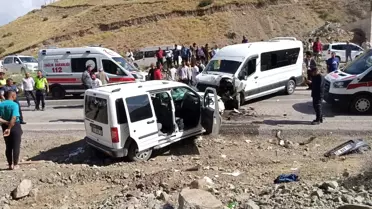 Hakkari'de Minibüs ile Ticari Araç Kafa Kafaya Çarpıştı: 2 Ağır Yaralı