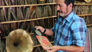 Bağlama Ustası Erol Tombak, 50 Yıllık Plak ve Kaset Koleksiyonunu Koruyor