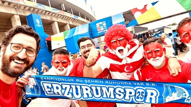 Erzurumlu futbolseverler Almanya'da Erzurumspor bayrağı açarak destek verdiler