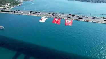 İstanbul'da 15 Temmuz Demokrasi ve Milli Birlik Günü'nde köprülere dev Türk bayrakları asıldı