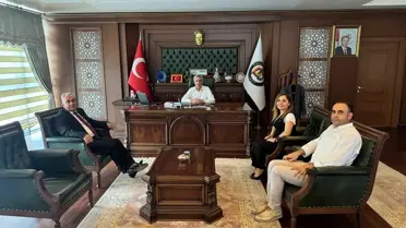 Tokat Defterdarı Aliaddin Karpınar, Pazar Belediye Başkanı Şerafettin Pervanlar'ı ziyaret etti