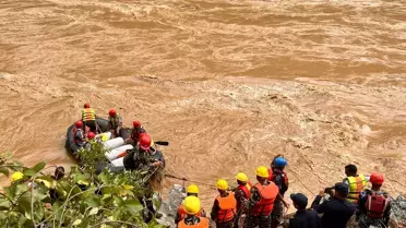 Nepal'de Heyelan Sonucu Nehre Yuvarlanan Otobüslerde 62 Kişi Kayboldu