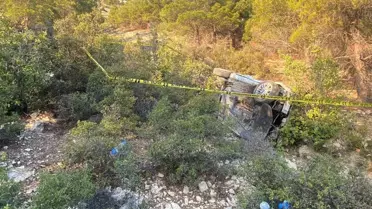 Ermenek'te hafif ticari araç uçurumdan yuvarlandı: 2 kişi ağır yaralandı