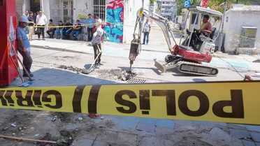 İzmir'de belediye ve elektrik firması, kaçağın olduğu alana gelip çalışma başlattı