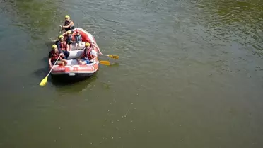 Düzce'de Adrenalin Tutkunları Melen Çayı'nda Rafting Yaptı