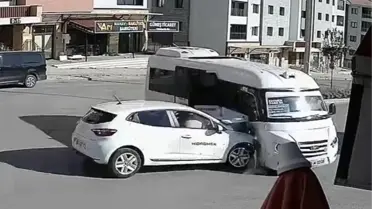 Elazığ'da yolcu minibüsü ile otomobilin çarpışması sonucu meydana gelen trafik kazasında 1 kişi yaralandı