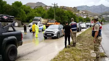 Gümüşhane-Bayburt Karayolunda Sağanak Yağış Nedeniyle Trafik Aksadı