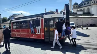 İstanbul Beyoğlu'nda Nostaljik Tramvayın Arkasında Tehlikeli Yolculuk