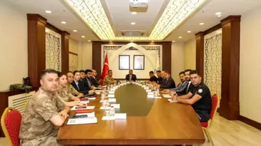 Hakkari'de Vali Ali Çelik Başkanlığında Asayiş Toplantısı Gerçekleşti