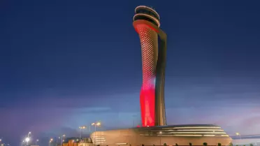 İstanbul Havalimanı 15 Temmuz Demokrasi ve Milli Birlik Günü'nde kırmızı beyaz renklere büründü