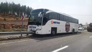 Siirt'te Yolcu Otobüsü Bariyerlere Çarptı