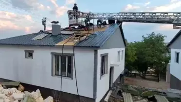 Tunceli Hozat'ta Bir Evin Çatısında Yangın Çıktı