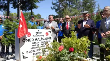 Emekli Özel Kuvvetler Komutanı Zekai Aksakallı, Şehit Ömer Halisdemir'in Kabrini Ziyaret Etti