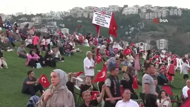 Vatandaşlar 15 Temmuz'un 8. yıl dönümünde Sekapark Uçurtma Tepesi'ni doldurdu