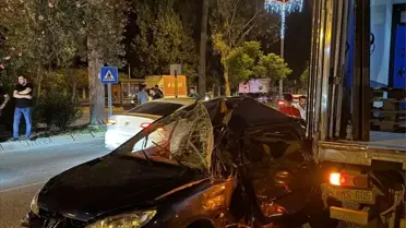 Adana'da park halindeki kamyona çarpan otomobilin sürücüsü hayatını kaybetti