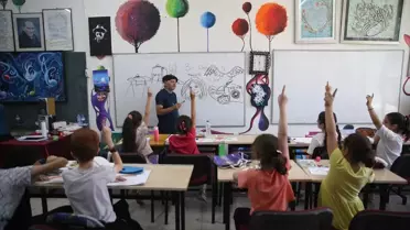 Depremde eserlerini kaybeden ressam Sait Işık, yeniden tuval karşısında