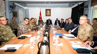 Hakkari Valisi Ali Çelik, asayiş ve sınır güvenliği toplantısını gerçekleştirdi