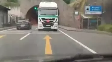 Trabzon'da Tır Sürücüsü Karadeniz Sahil Yolu'nda Geri Geri Giderken Şaşkınlık Yarattı