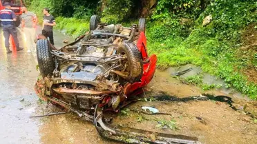 Rize'nin Ardeşen ilçesinde freni boşalan kamyonet uçurumdan aşağıya yuvarlandı