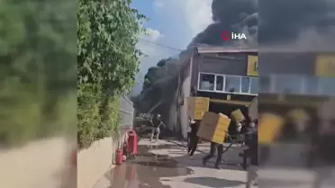 Bursa'da sandalye fabrikasında yangın İtfaiye ekiplerinin müdahalesi sürüyor