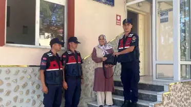 Jandarma, unutulan çantayı sahibine teslim etti