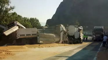 Bilecik'te Buğday Yüklü Tır Kontrolden Çıkarak Alt Yola Devrildi