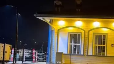 İstanbul'da Sıcak Havada Gençlerin Tehlikeli Oyunu