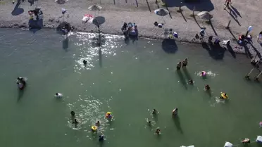 Elazığ'ın Sivrice ilçesindeki Hazar Gölü, tatilcileri ağırlıyor