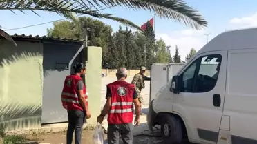 Şanlıurfa'da gençlerden asker ve polislere aşure ikramı