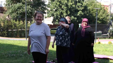 Bağcılar Belediyesi Vefahane Yaşam Merkezi'nde Kahkaha Seansı Düzenlendi