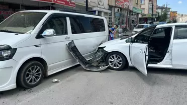 Sivas'ta otomobil minibüse çarptı: 2'si çocuk 5 kişi yaralandı