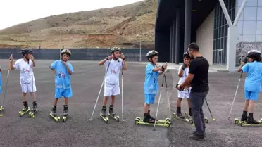 Bitlis'teki tekerlekli kayak sporcuları otogarın park alanında çalışmalarını sürdürüyor